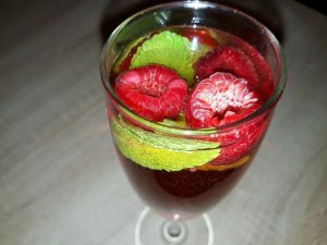 Cranberry Champagne Cocktails - How to prepare Cocktails Holidays With Champagne, Cranberry Juice, Raspberries and Mint.