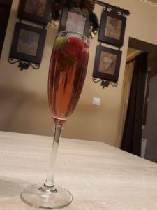Cranberry Champagne Cocktails - How to prepare Cocktails Holidays With Champagne, Cranberry Juice, Raspberries and Mint.